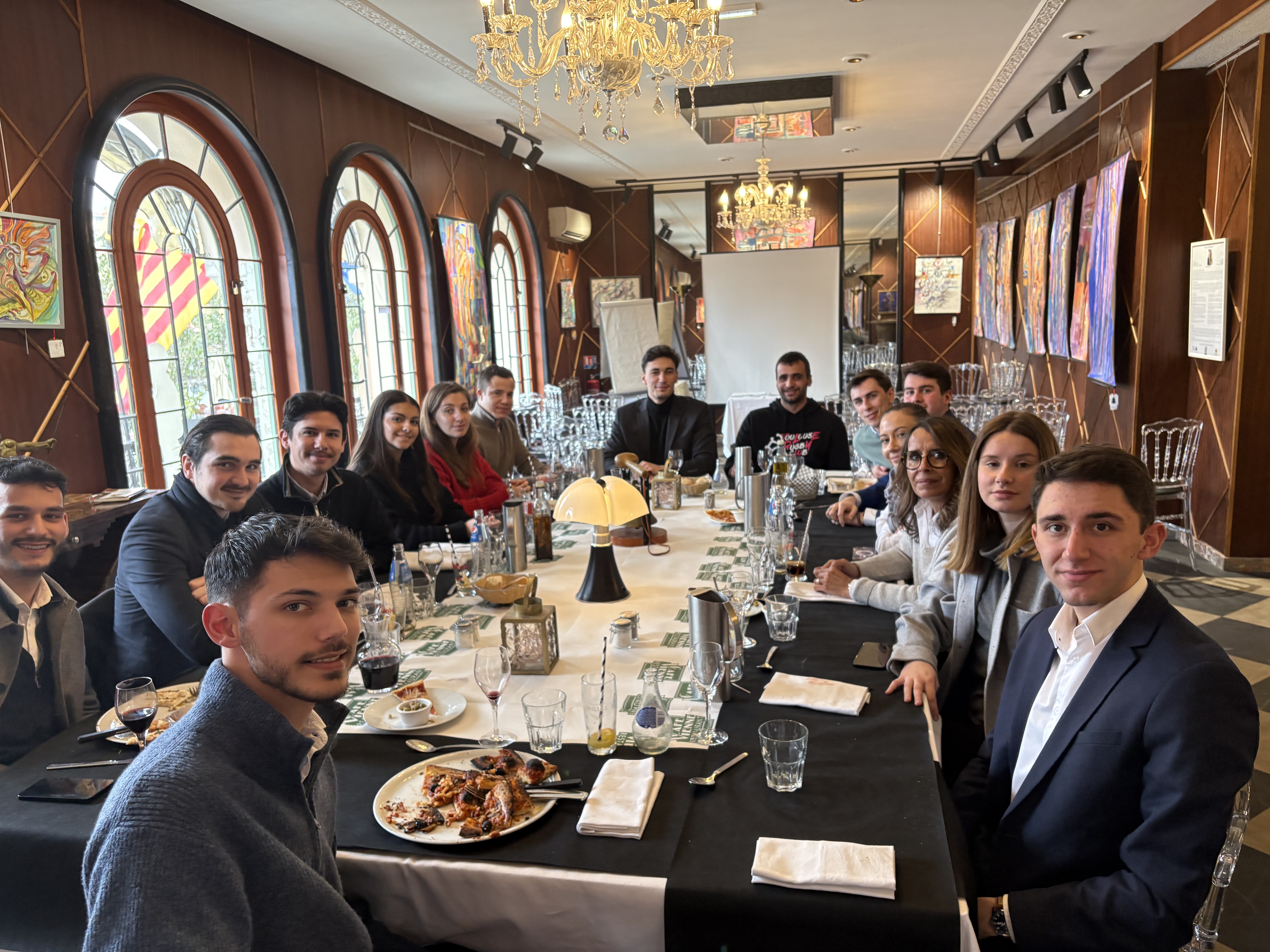 Les Jeunes Républicains réunis autour d’une table lors d’un repas