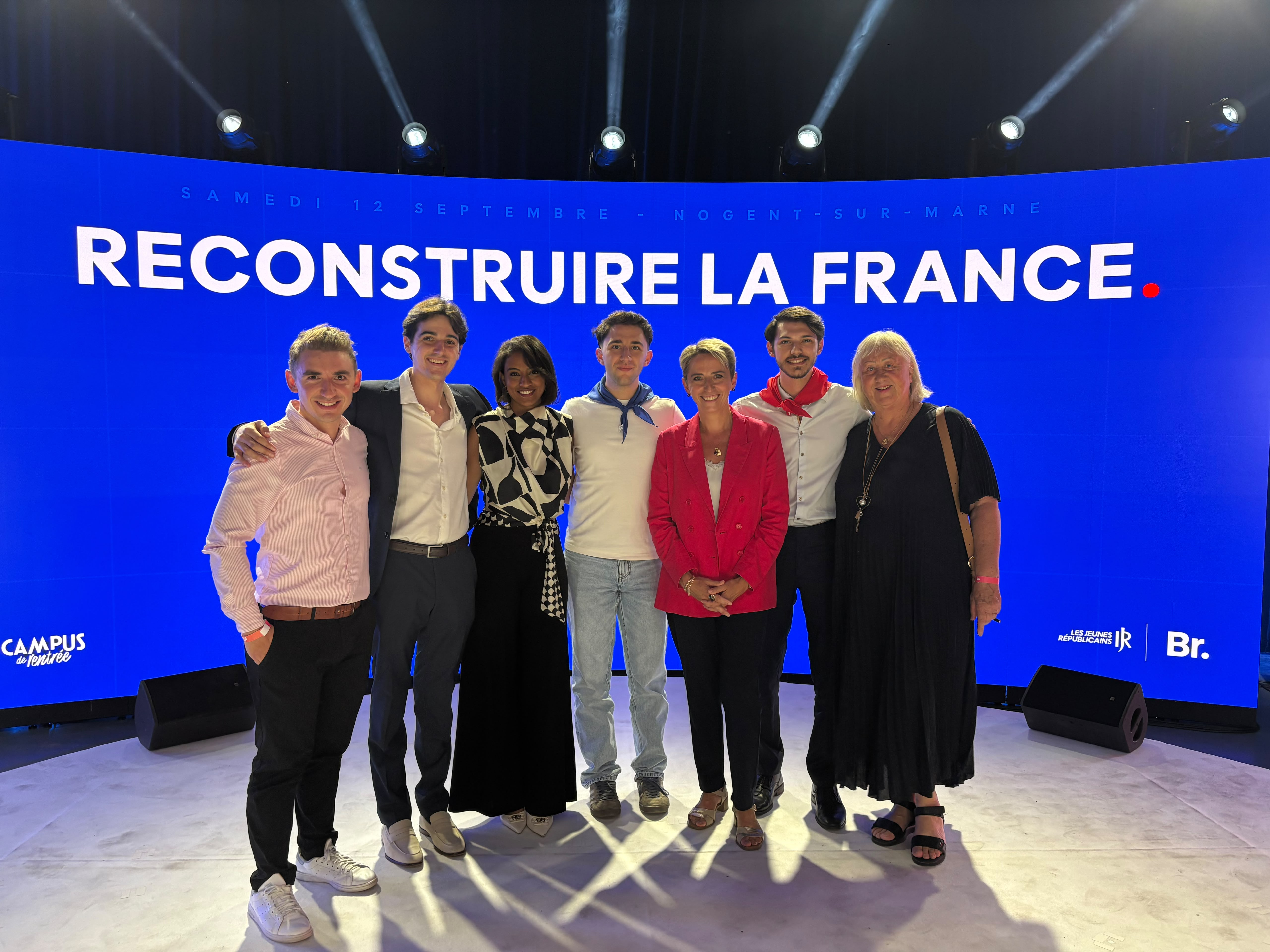 Membres des Jeunes Républicains réunis devant la scène « Reconstruire la France »
